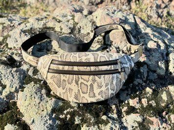 Кожаная сумка-бананка "Python Print" a110305 фото