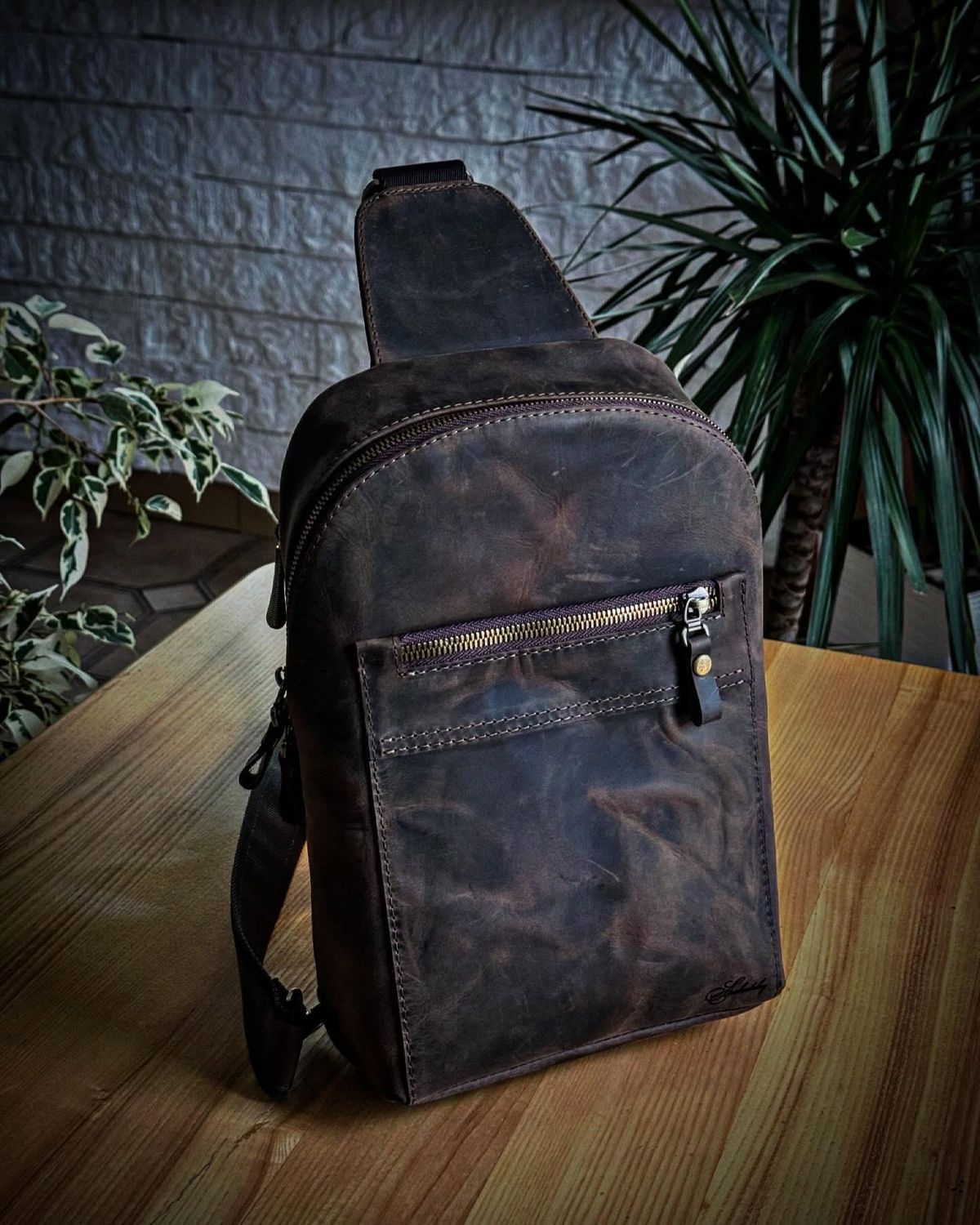 Слинг-сумка "Tactical Vintage" из кожи Crazy Horse a110270 фото